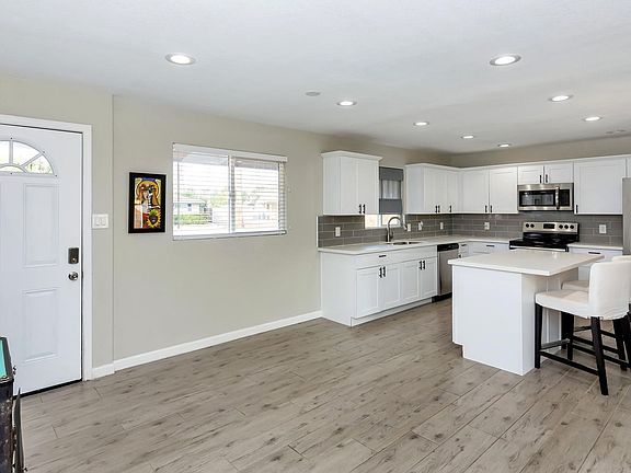 7501 N 16th Ln-large-004-6-EntrywayKitch