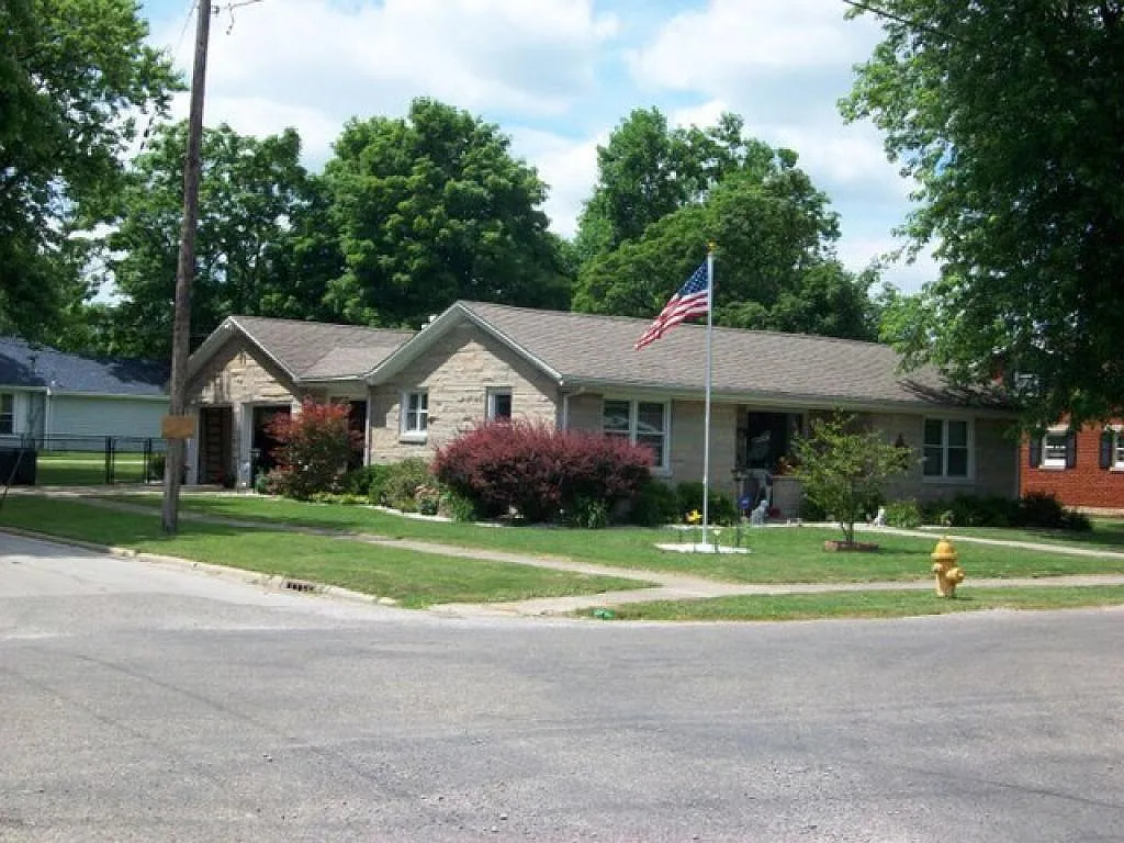 302 W Blackburn St photo 1