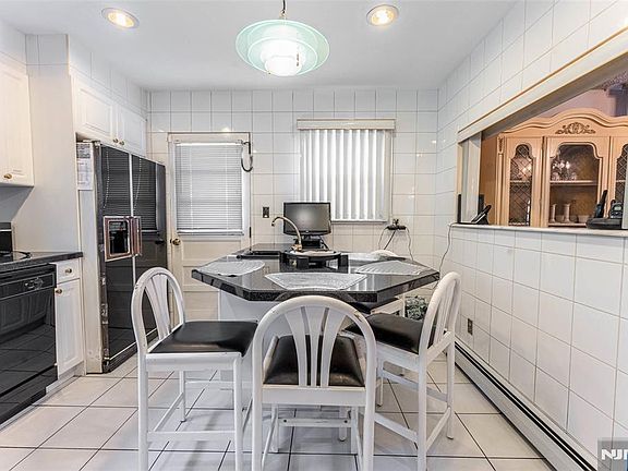 4th image of 1806 Rensselaer Rd