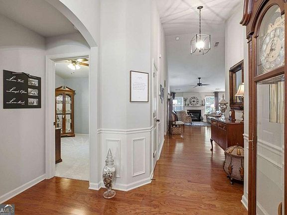 4th image of 260 Creek View Ln