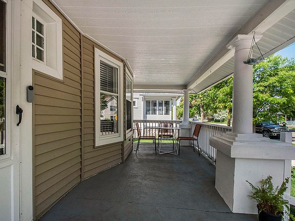 5th image of 622 Thomas St SE