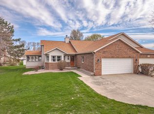 8627 Oakmont Rd, Bloomington, IL