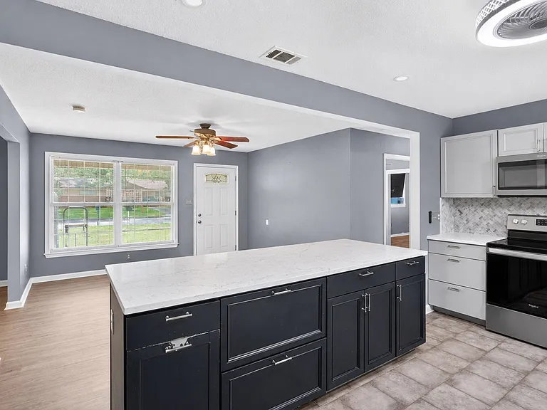 1621 Cloverdale Dr — Photo 5