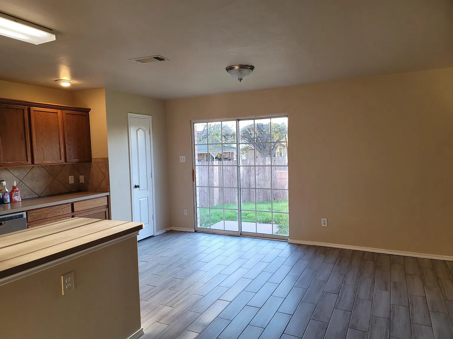 3 bed, 2354 sqft, $2,200 — Photo 4