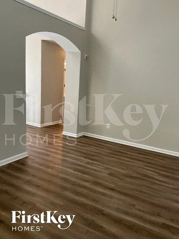 5 bed, 3.0 bath, 2218 sqft, $2,335 — Photo 3