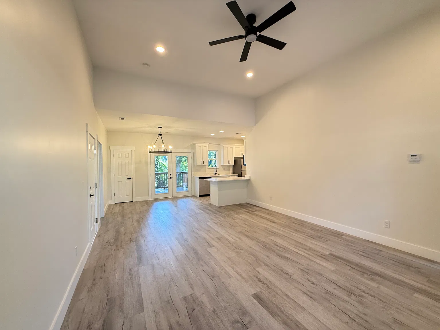 3 bed, 1350 sqft, $2,050 — Photo 2