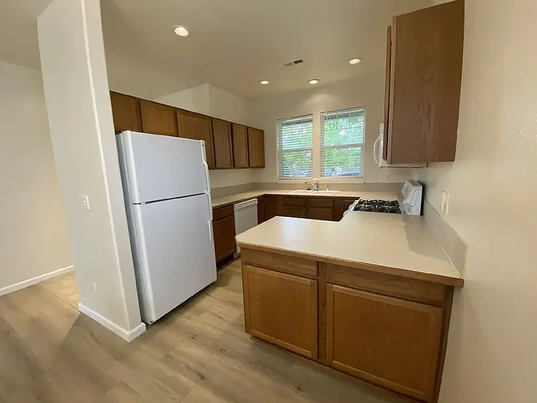 660 Callahan Dr — Photo 6