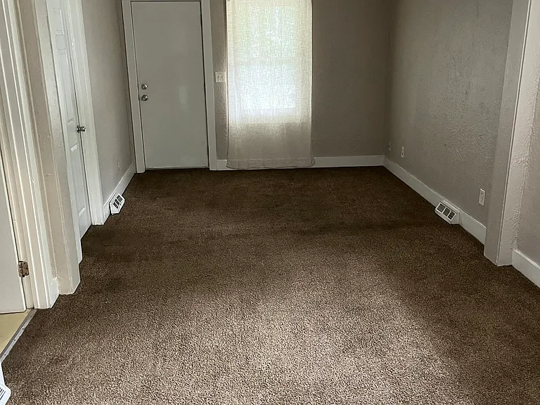 1201 Linwood St — Photo 8