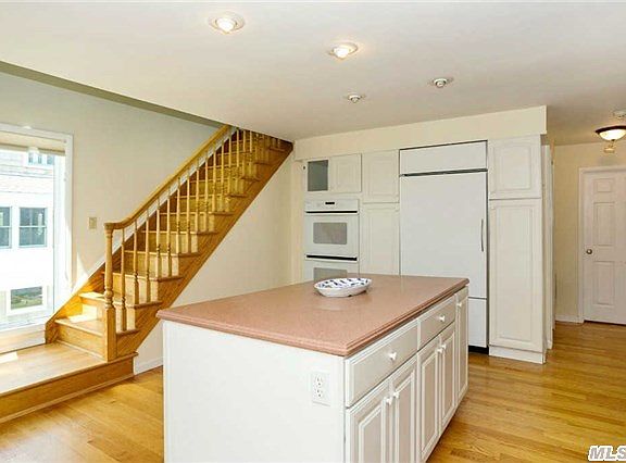 5th image of 80 Oak Beach Ave
