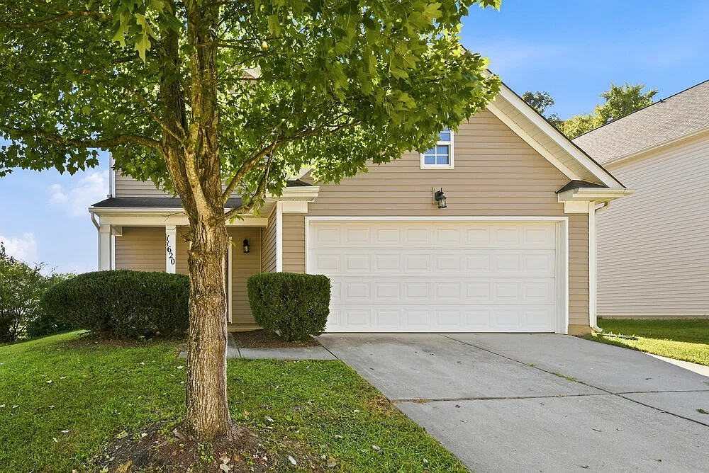 3 bed, 2.5 bath, 1830 sqft, $1,995 — Photo 1