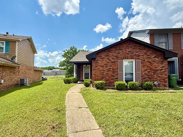 3040 Lynton Dr — Photo 1