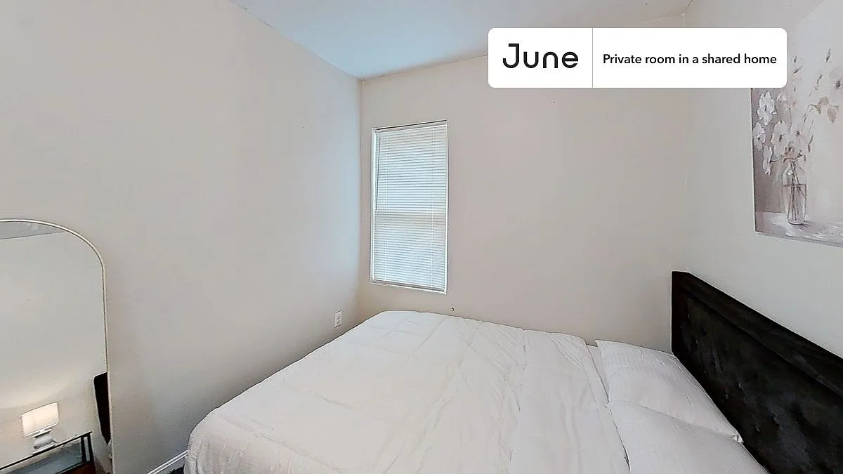 Queen bedroom in 3 bed/1 bath home in East Cambridge #1812 B — Photo 3