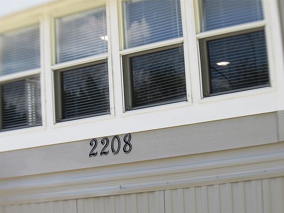 4th image of 2208 Beverly Dr