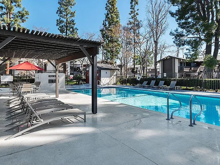 Portola Redlands — Photo 6