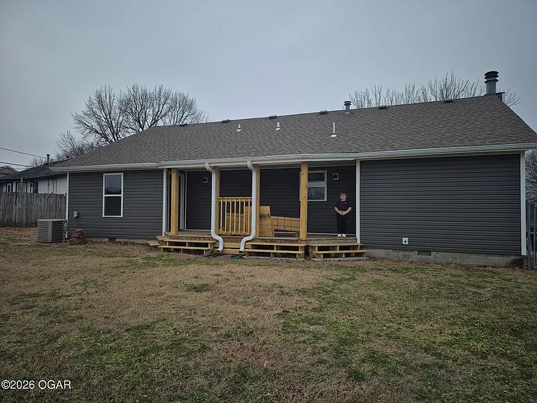 735 Crockett Dr — Photo 2