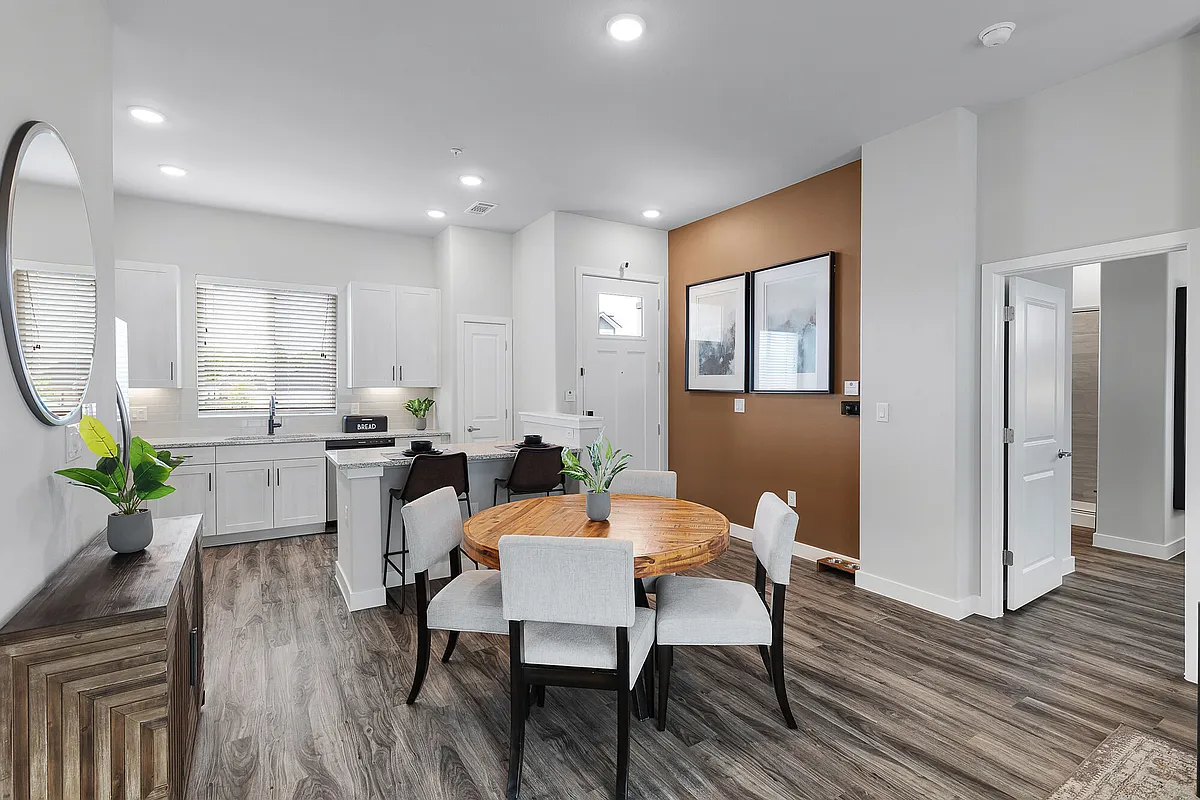 Building Photo - VLux Stoneridge