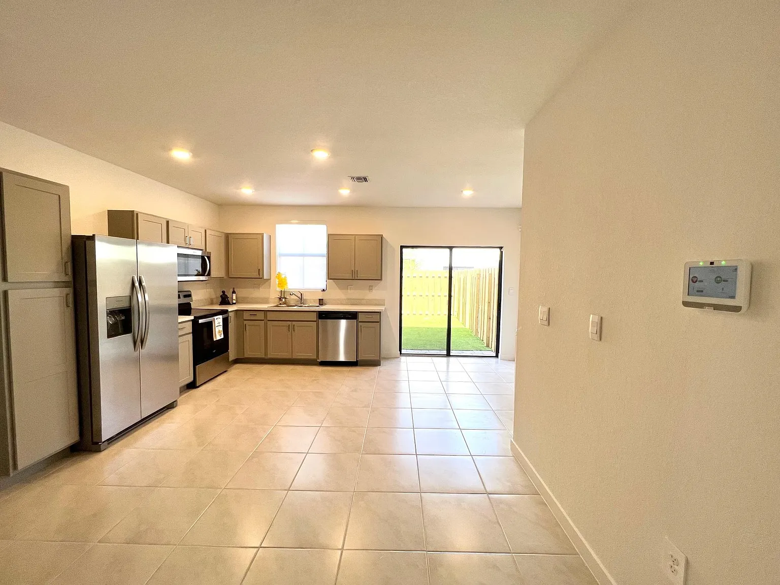 3 bed, 1418 sqft, $2,550 — Photo 4