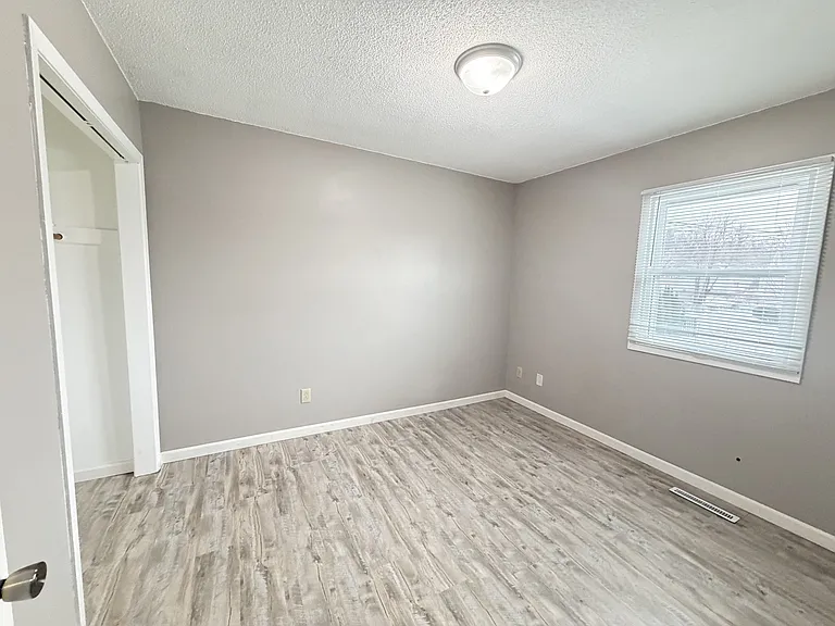 913 W 5th St #2 — Photo 6