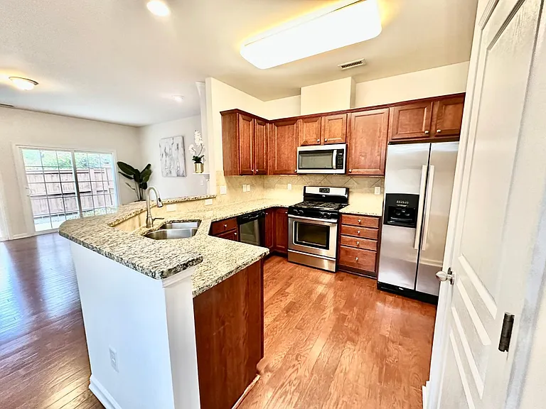 1143 Kingston Grove Dr — Photo 3