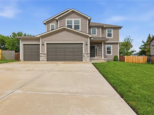 1273 SW Nagona Ln, Lees Summit, MO 64082