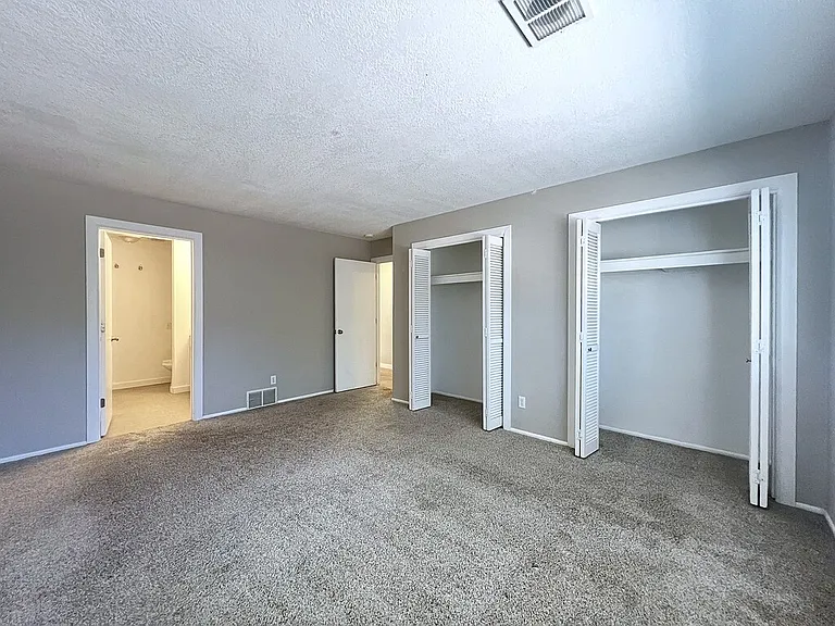 737 N Beachwood St — Photo 25