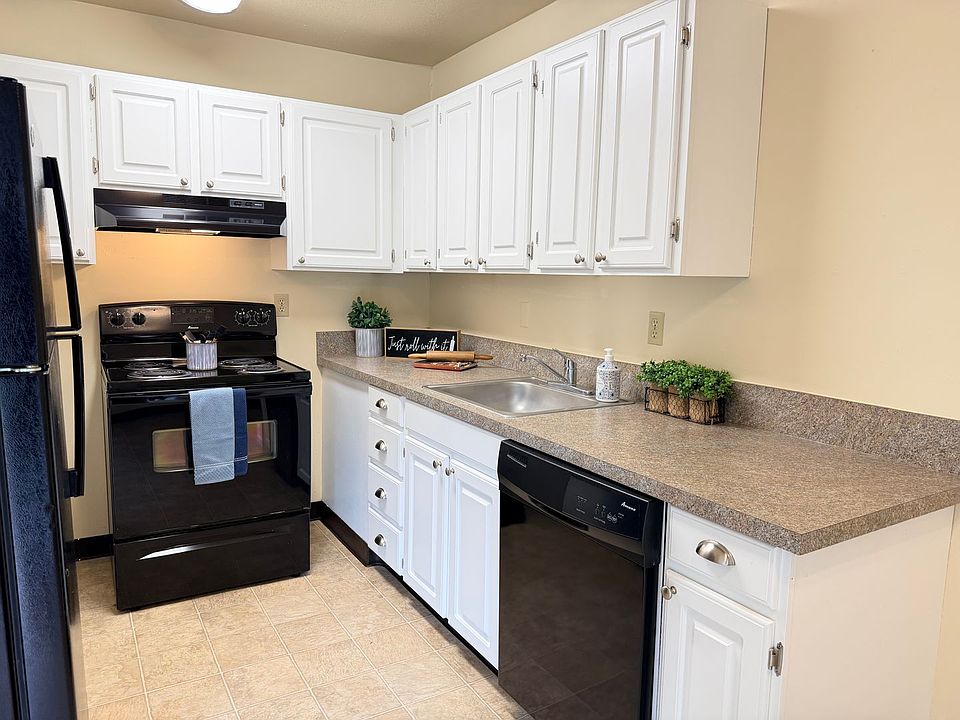 1st image of 4815 SE Railroad Ave #11822