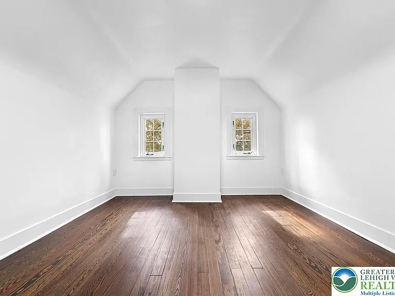 409 E Washington Ave — Photo 14
