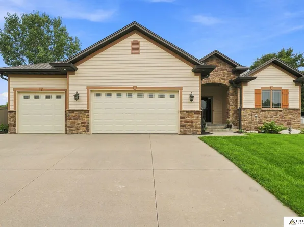 2001 Country Meadows Pl, Beatrice, NE 68310