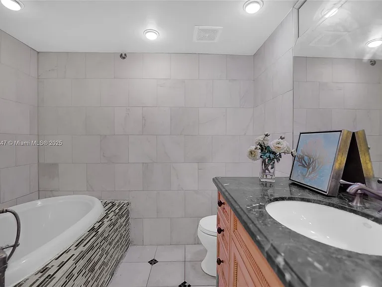 2737 S Oakland Forest Dr #204 — Photo 18