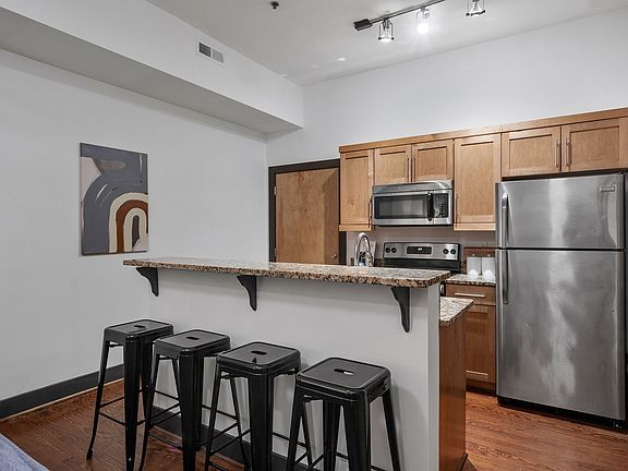 4th image of 306 E Grace St #202