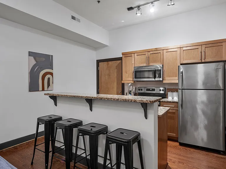 306 E Grace St #202 — Photo 4