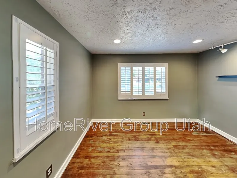 4 bed, 2.0 bath, 1879 sqft, $1,900 — Photo 3