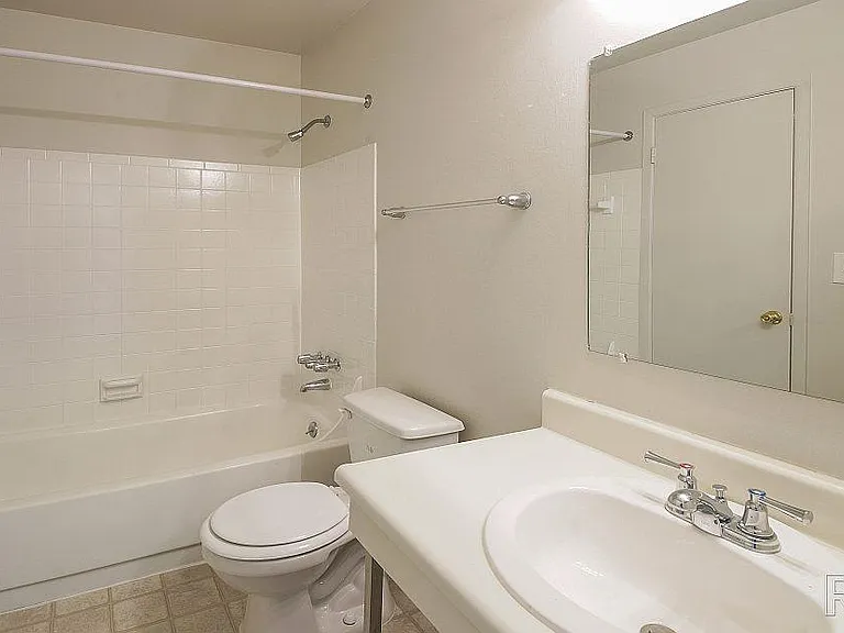 Pointe West Apartments — Photo 12
