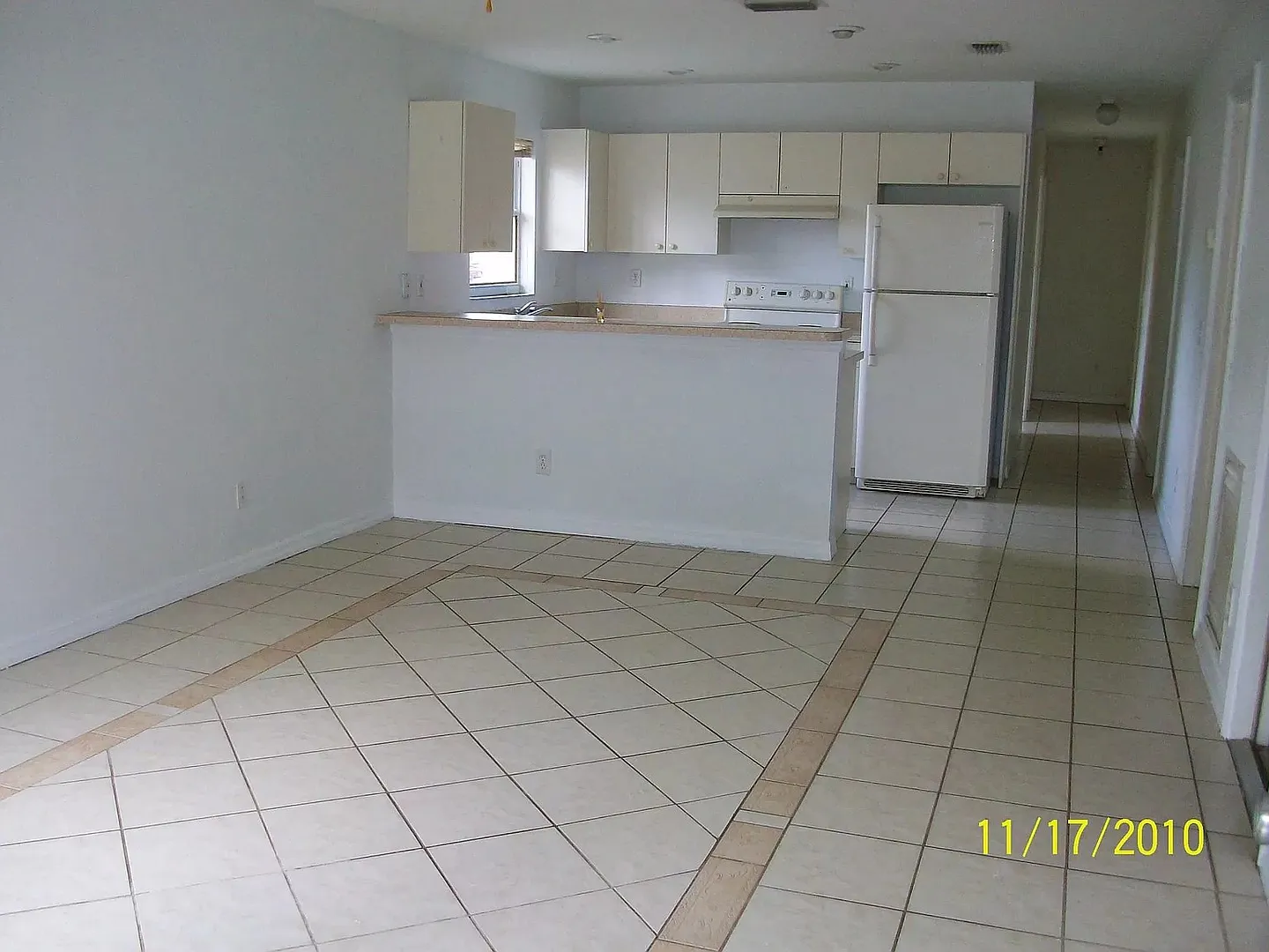 4 bedroom, 2 bathroom Sarasota home, plus garage and beautiful lot, conveniently located near Dow... — Photo 4