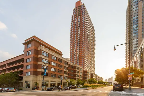 Rented by Luminous Realty | media 28