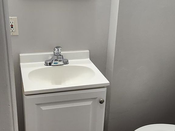 5th image of 1421 Hamlin St #1421