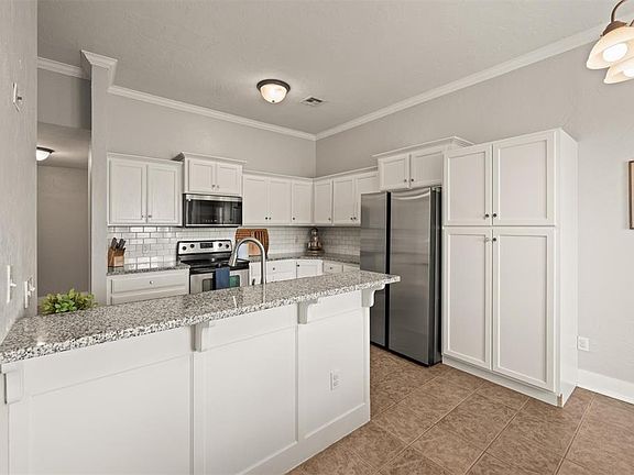 3rd image of 15925 Loutain Ct