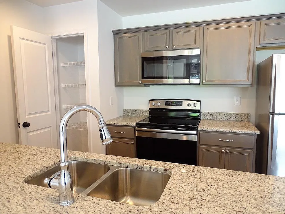 3 bed, 2.5 bath, 1838 sqft, $1,995 — Photo 3