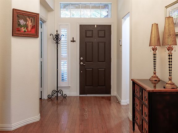 5th image of 1212 Surrey Ln