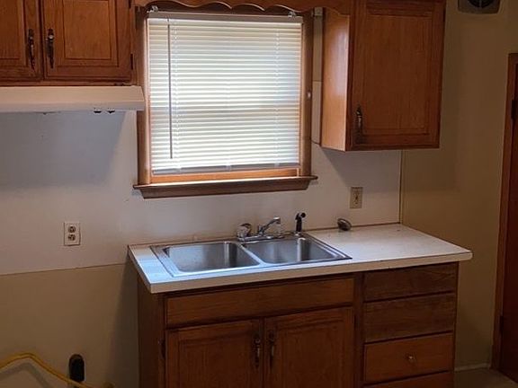 4th image of 281 E Lake St