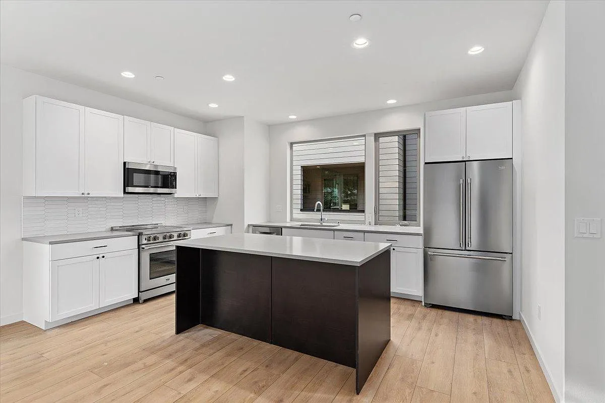 3 bed, 3.5 bath, 1717 sqft, $9,999 — Photo 1