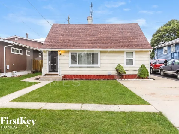 510 E Clarendon Dr, Round Lake Beach, IL 60073
