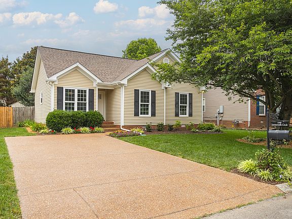 3rd image of 1140 Summerville Cir
