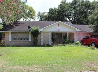 911 Roberts St, El Campo, TX 77437