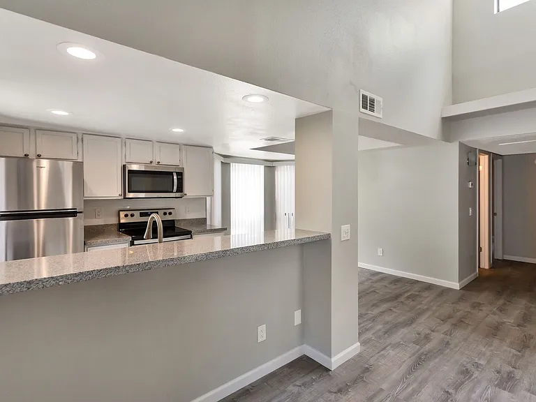 Maryland Court Apartments — Photo 9