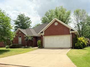 131 Saint James Pl, Grenada, MS 38901