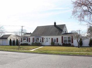 2 William St, Levittown, NY 11756