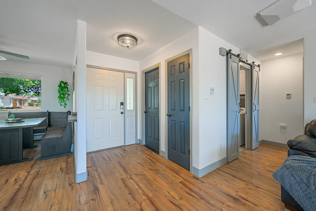 Building Photo - 423 1/2 W Mallard Way