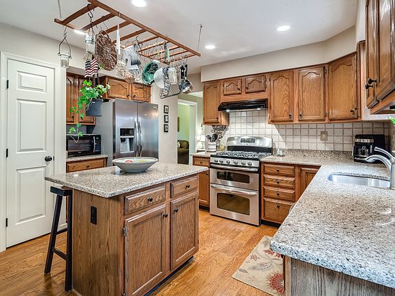 5th image of 18 Touchstone Ct