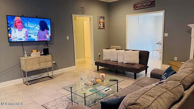 3 bed, 2.0 bath, 1376 sqft, $2,000 — Photo 3